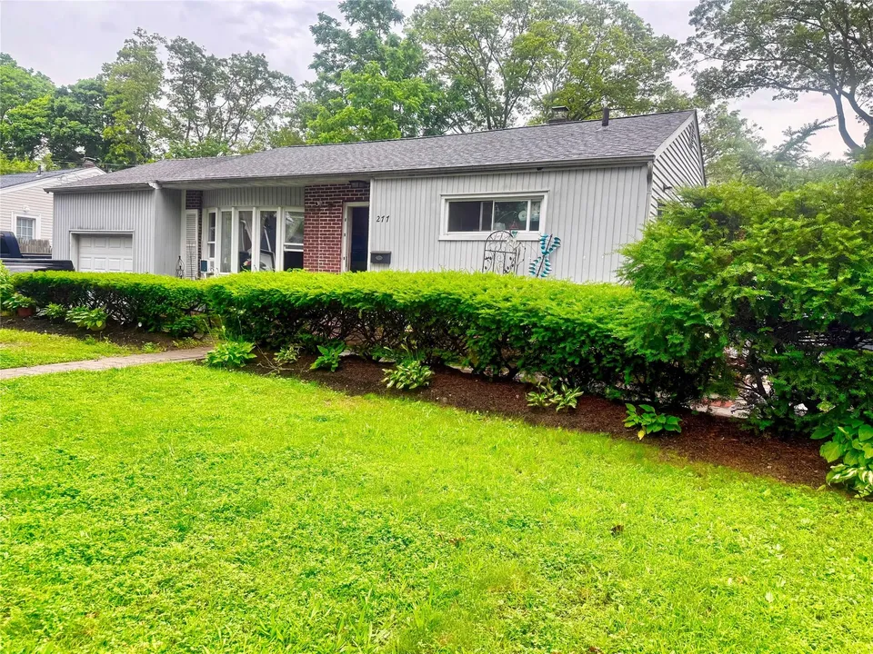 277 Phyllis Dr, Patchogue, NY 11772
