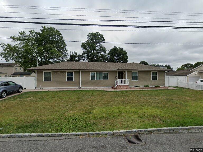 32 Bedford St, Amityville, NY 11701